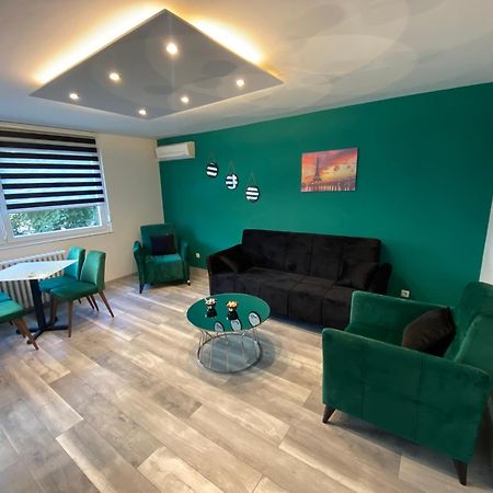 Apartman Omar Stan Na Dan Besplatan Parking SJJ Exteriér fotografie
