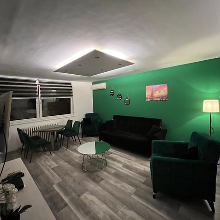 Apartman Omar Stan Na Dan Besplatan Parking SJJ Exteriér fotografie